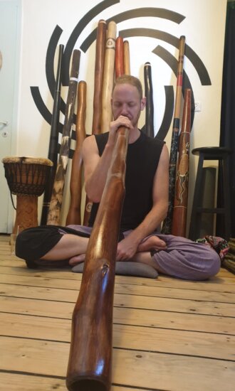 רועי שחם. דיג'רידו עם אייל עמית. סטודיו נשימה מעגלית רועי שחם. דיג'רידו עם אייל עמית. סטודיו נשימה מעגלית