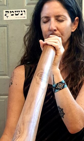 נשים מנגנות בדיג'רידו - סטודיו נשימה מעגלית - אייל עמית נשים מנגנות בדיג'רידו - סטודיו נשימה מעגלית - אייל עמית