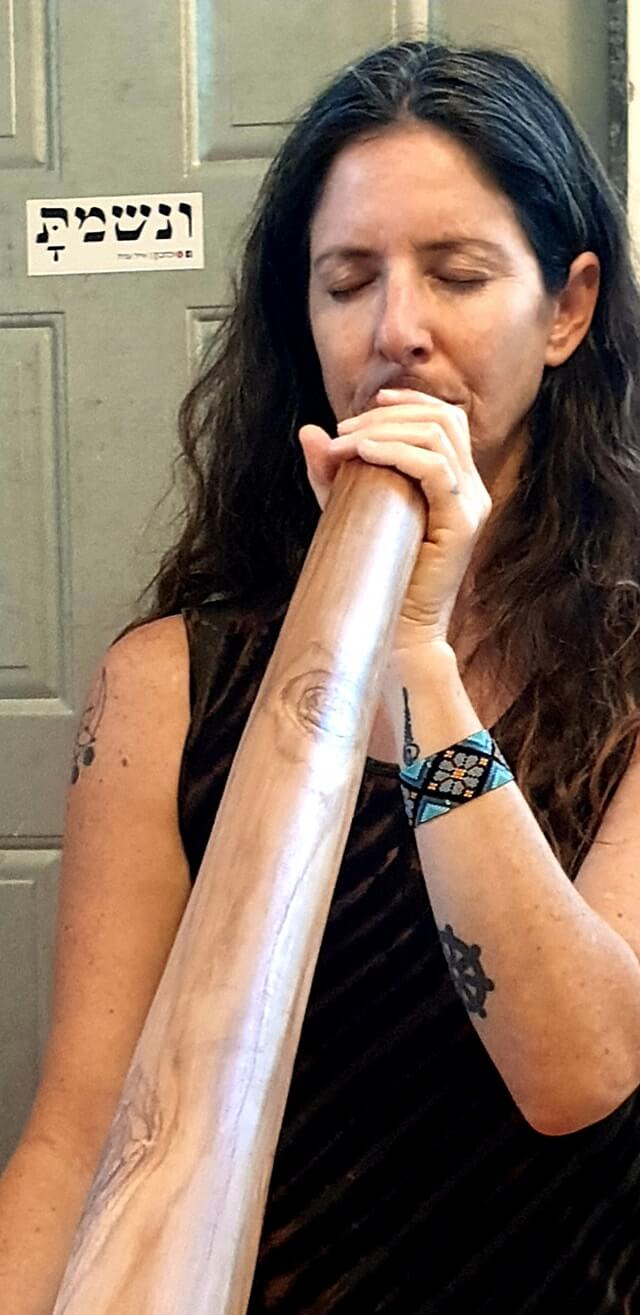נשים מנגנות בדיג'רידו - סטודיו נשימה מעגלית - אייל עמית